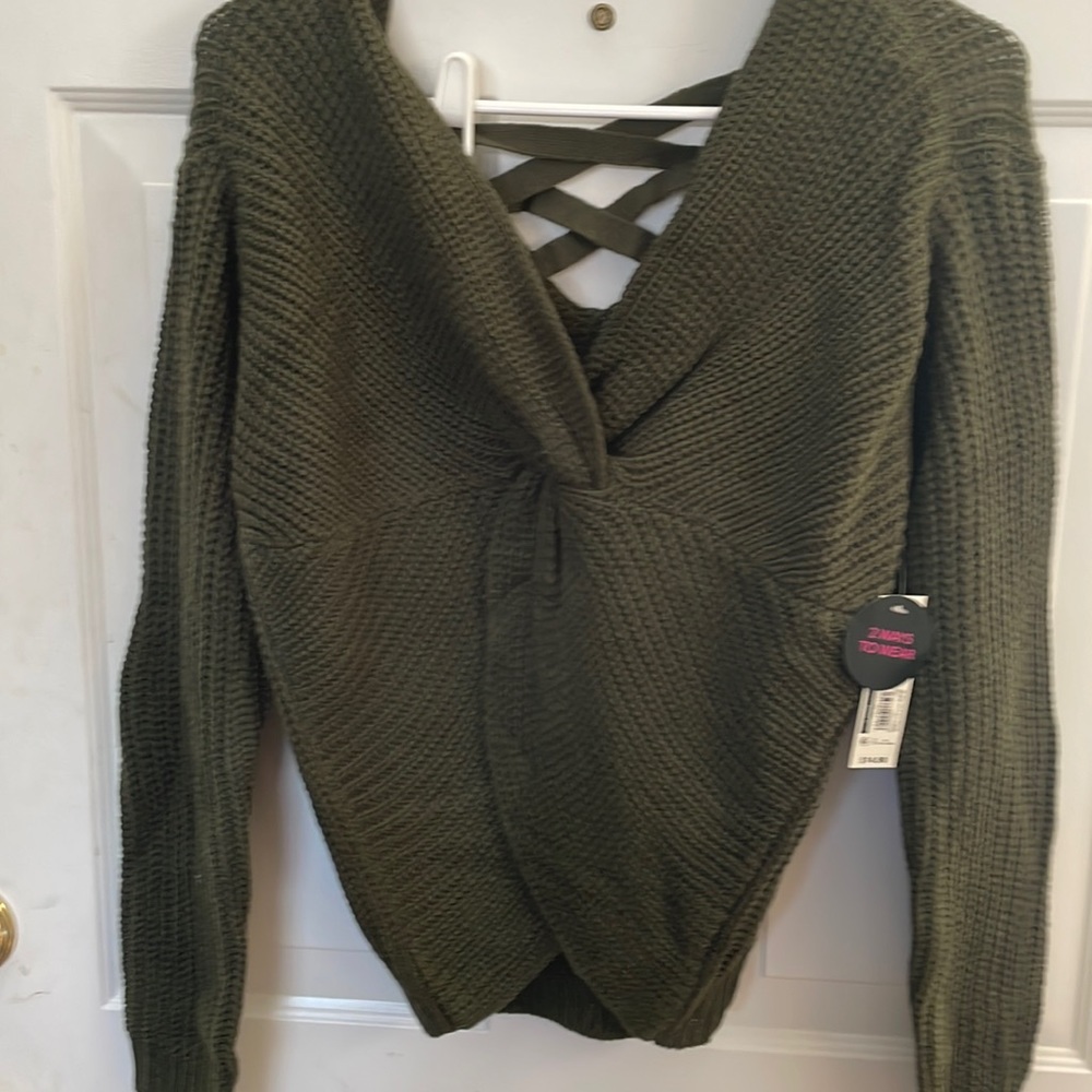 NWT Juniors Green Sweater